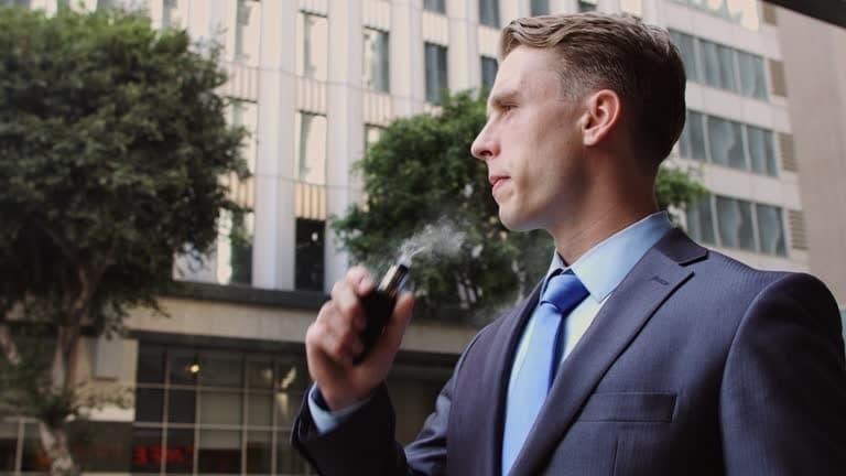 12000 Züge Vapes Test und Praxisbericht zur e zigarette 11 bar mit langanhaltendem Aroma und einfacher Bedienung