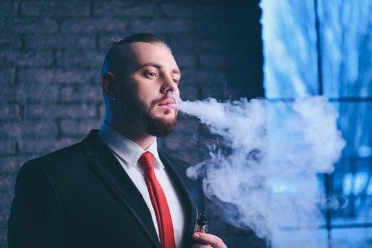 e-cigaretta zeigt liquid für e zigarette ohne nikotin im Test, Kaufberater, Aromen und Sicherheitstipps